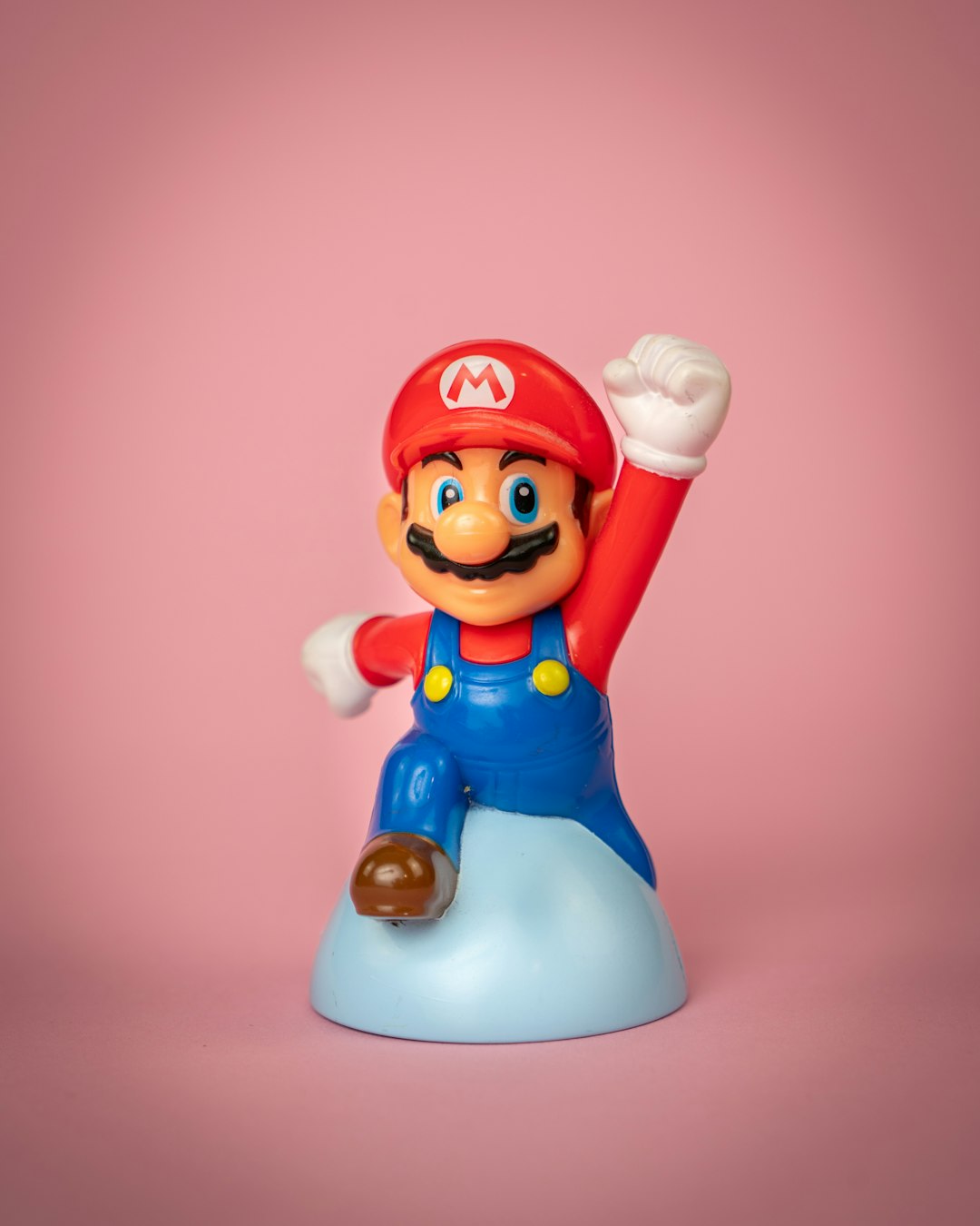 services-07 A Super Mario statue, given out by Nintendo on the Gamescom. You can see him in his classic jumping pose,.